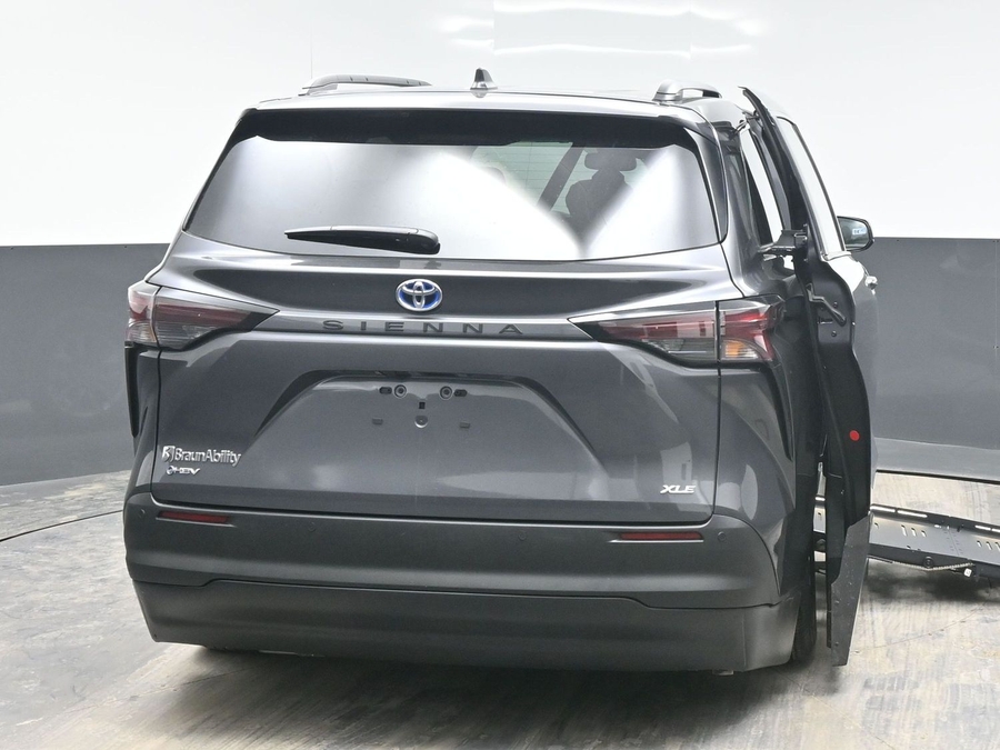 Grey Toyota Sienna image number 5