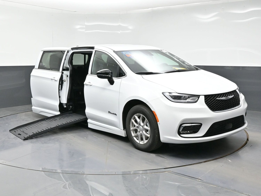 White Chrysler Pacifica image number 11