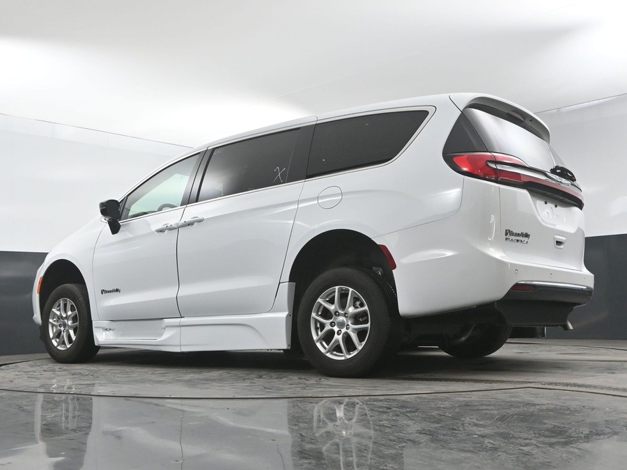 Used 2024 Chrysler Pacifica Touring-L - BraunAbility Side Entry Entry In Floor Automatic Ramp