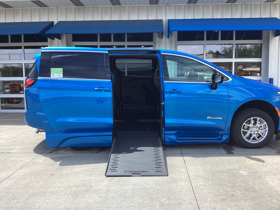 Blue Chrysler Pacifica image number 13