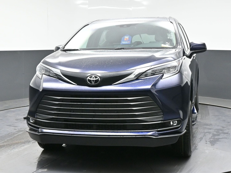 New 2026 Toyota Sienna Hybrid XLE Base - BraunAbility Side Entry Entry Fold Out Automatic Ramp