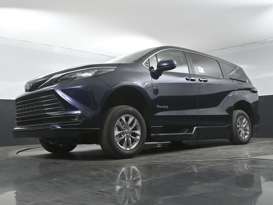 New 2025 Toyota Sienna Hybrid XLE Base - BraunAbility Side Entry Entry Fold Out Automatic Ramp