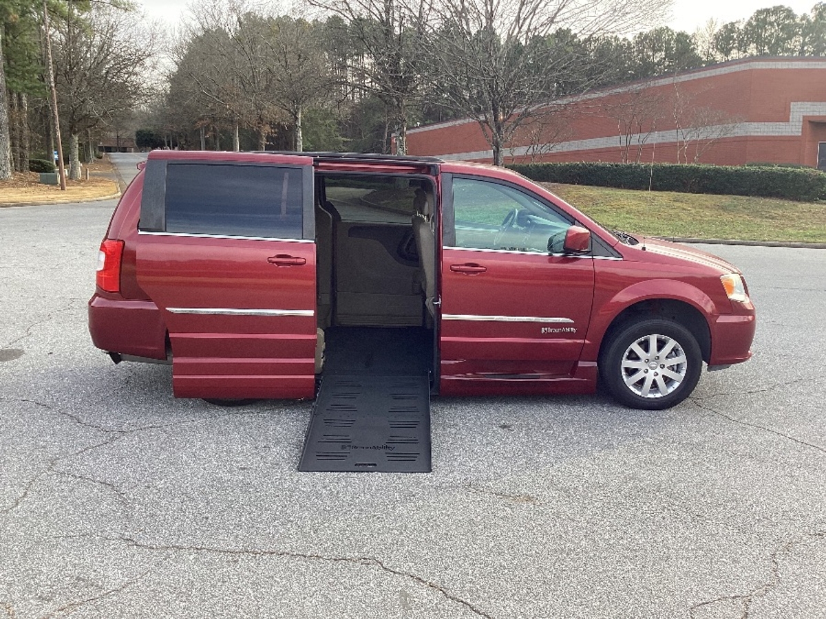 2016 Chrysler Town & Country Touring's photo