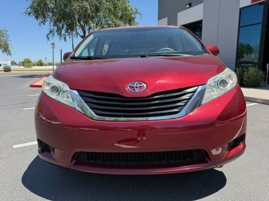 Used 2014 Toyota Sienna LE - BraunAbility Side Entry Entry Fold Out Automatic Ramp