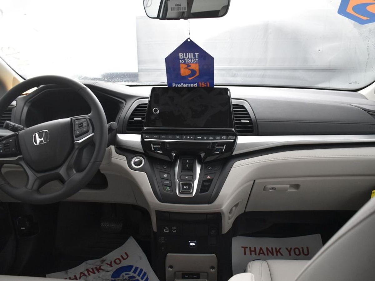 White Honda Odyssey image number 12