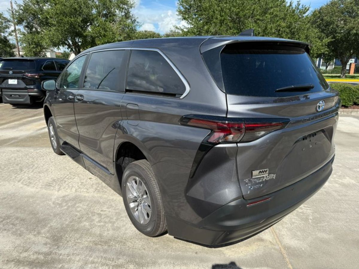 Toyota Sienna gris imagen número 4