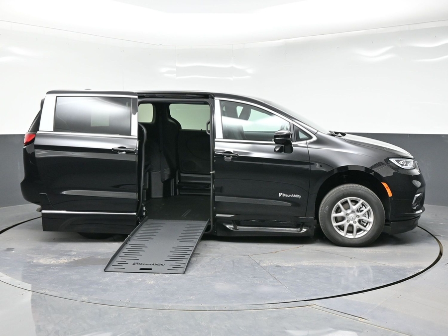 Black Chrysler Pacifica image number 7