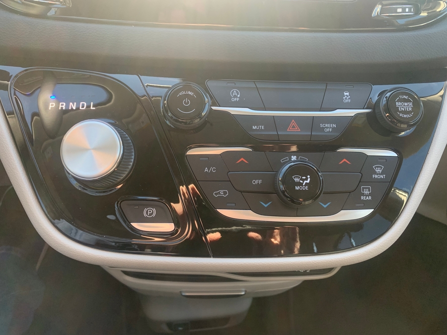 White Chrysler Pacifica image number 15