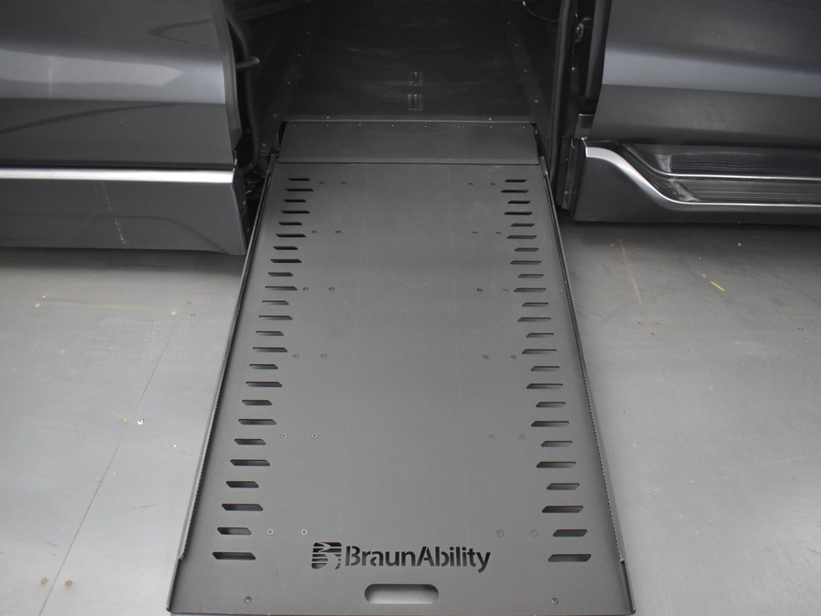 New 2025 Toyota Sienna Hybrid XLE Plus - BraunAbility Side Entry Entry In Floor Automatic Ramp