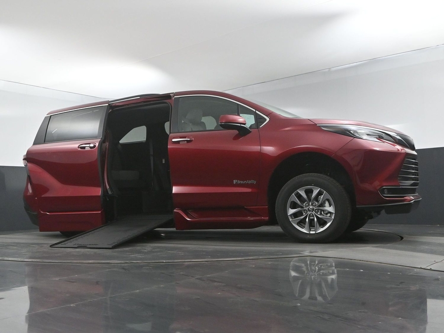 New 2025 Toyota Sienna Hybrid XLE Plus - BraunAbility Side Entry Entry In Floor Automatic Ramp