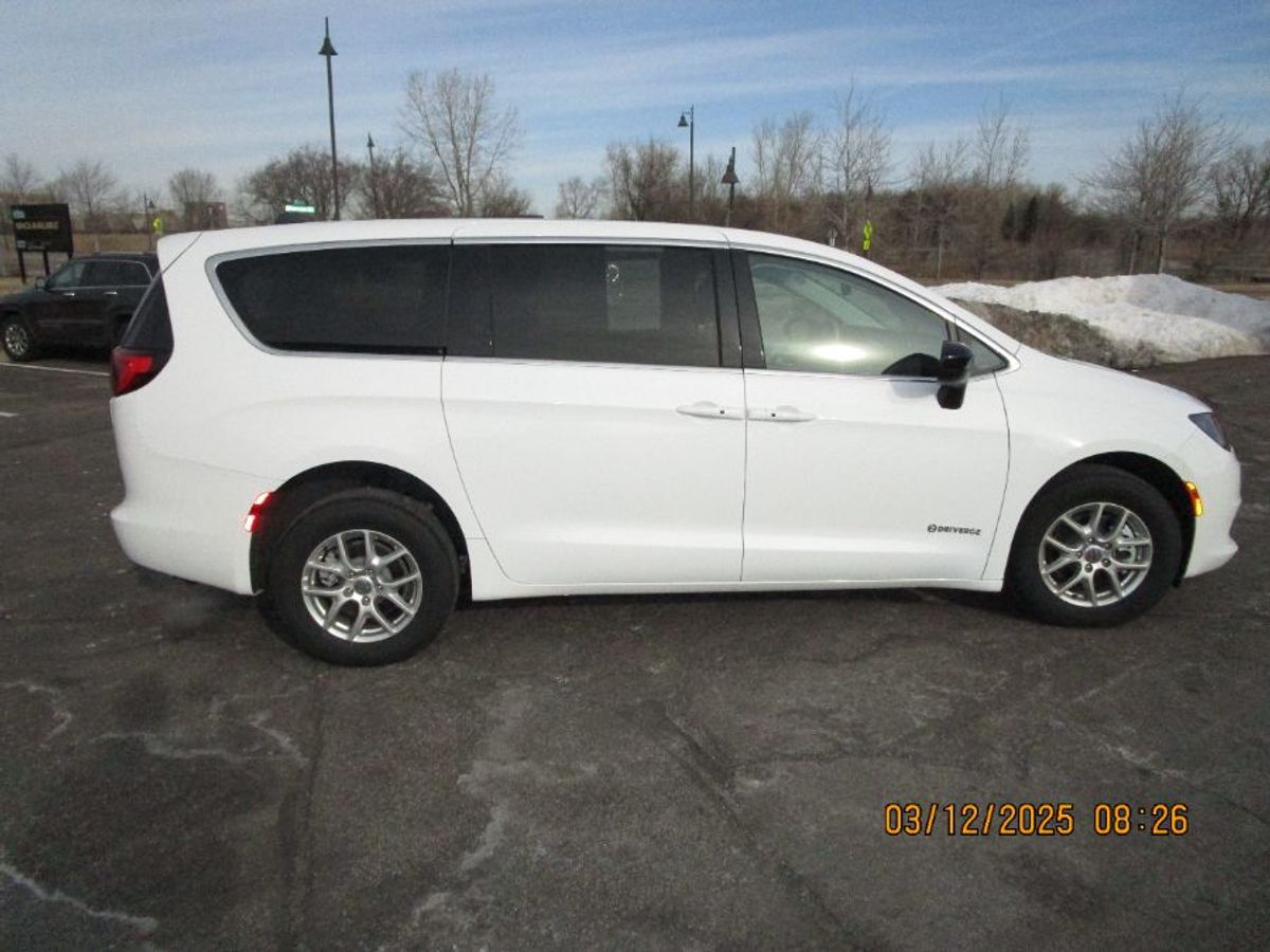 2024 CHRYSLER VOYAGER - Image 4