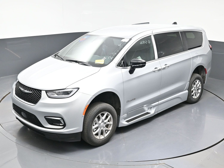 New 2026 Chrysler Pacifica Select Safety - BraunAbility Side Entry In Floor Automatic Ramp