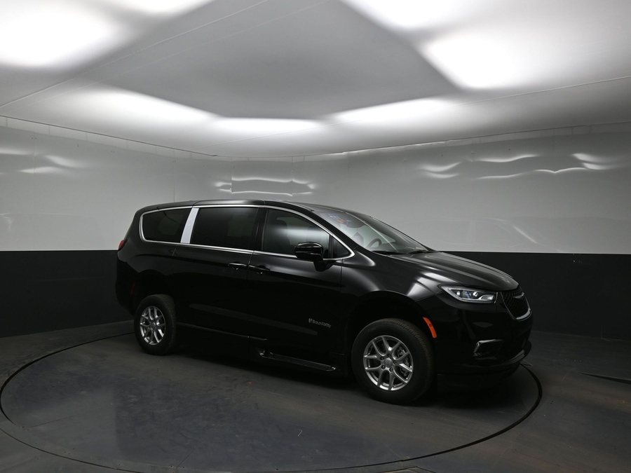 Black Chrysler Pacifica image number 14