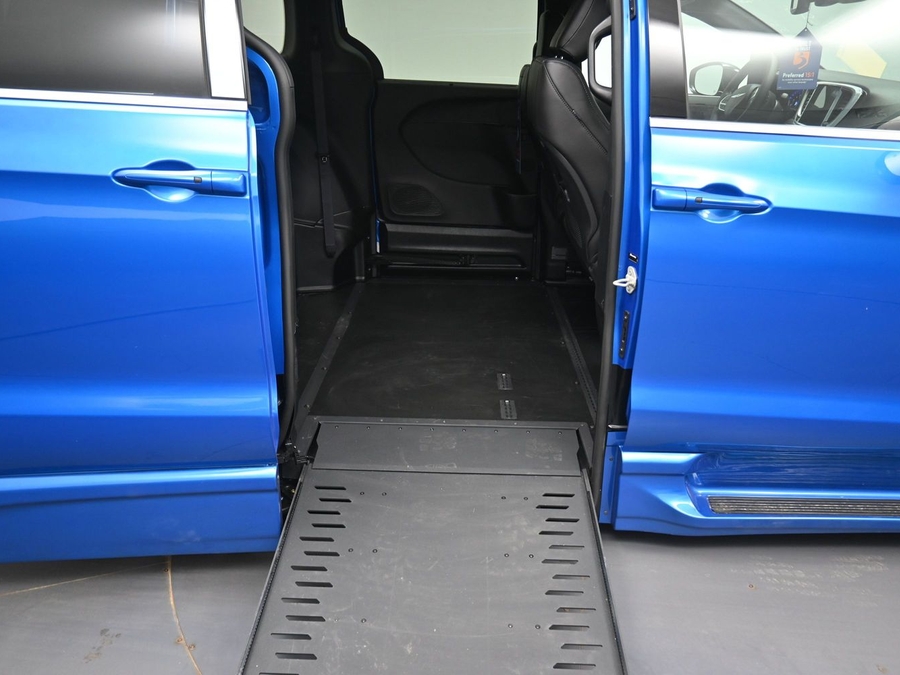 Blue Chrysler Pacifica image number 10