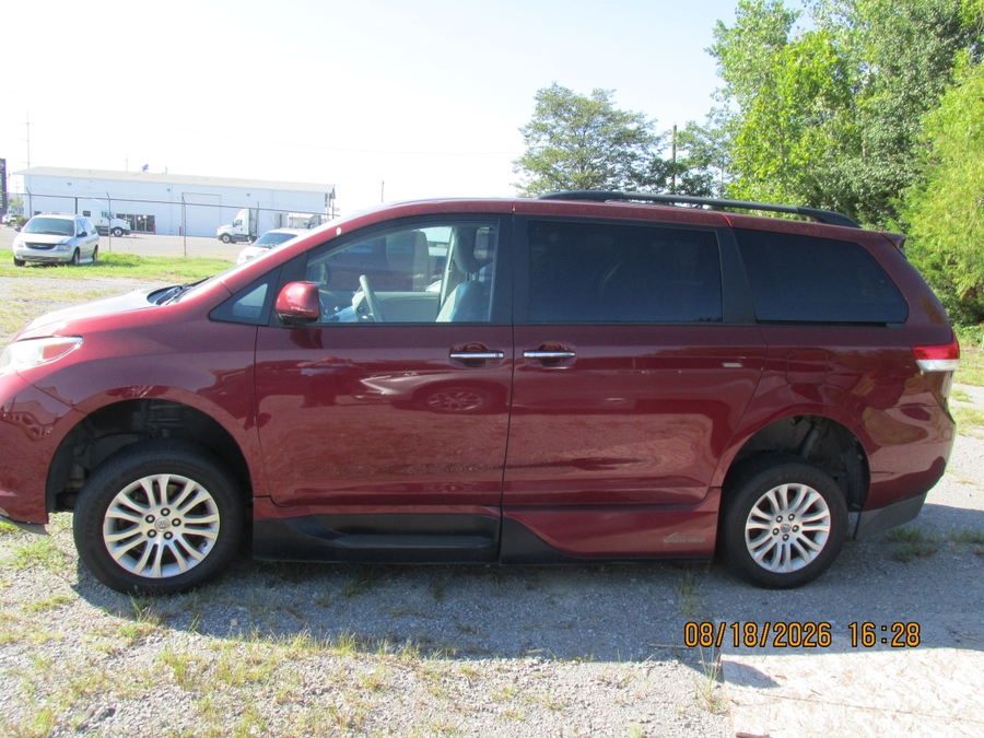  Toyota Sienna image number 7
