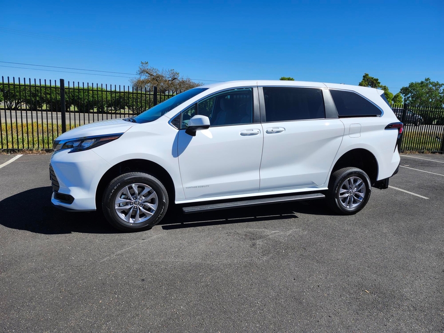 New 2026 Toyota Sienna Hybrid LE - Vantage Mobility Commercial Rear Entry Fold Out Manual Ramp