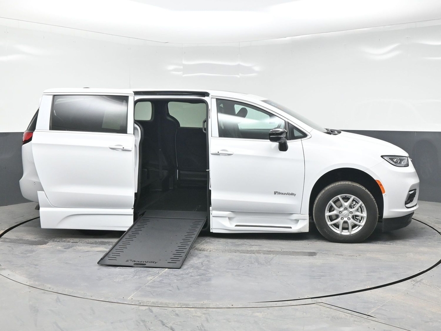 New 2025 Chrysler Pacifica Select Plus - BraunAbility Side Entry Entry In Floor Automatic Ramp