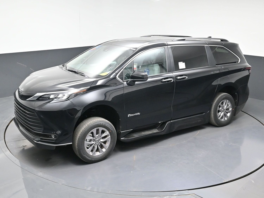 Black Toyota Sienna image number 20
