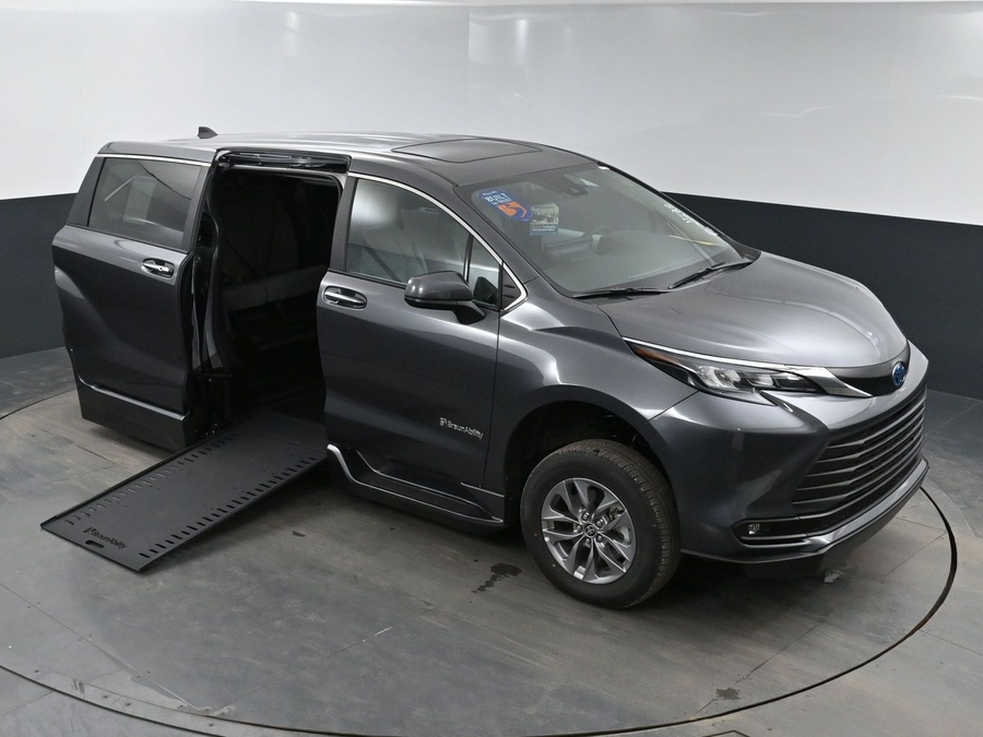 New 2025 Toyota Sienna Hybrid XLE Base - BraunAbility Side Entry Entry In Floor Automatic Ramp