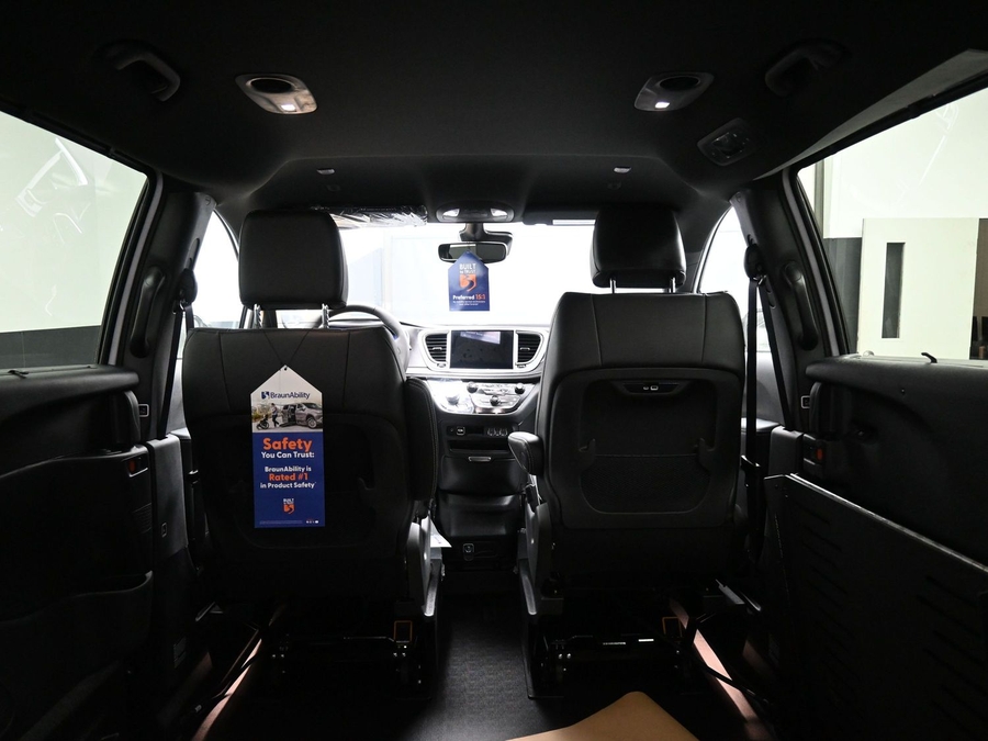 New 2025 Chrysler Pacifica Select Safety - BraunAbility Side Entry Entry Fold Out Automatic Ramp