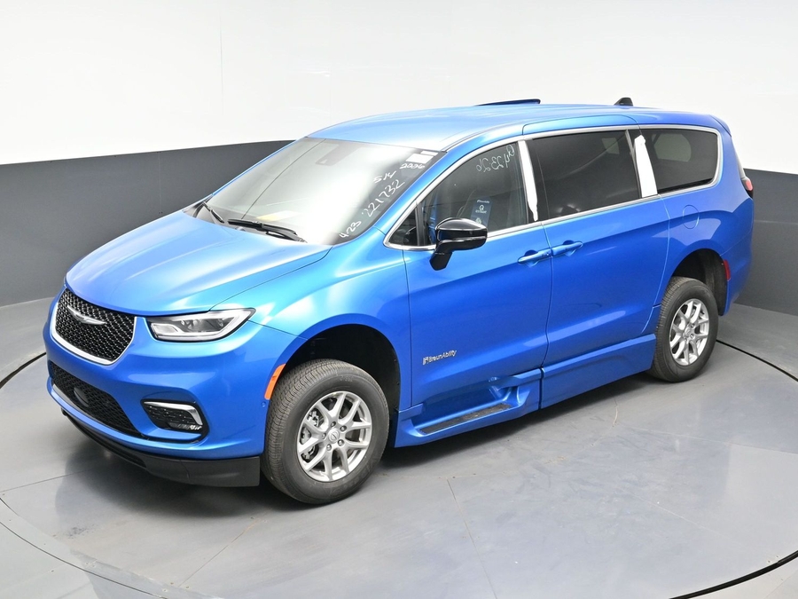 Blue Chrysler Pacifica image number 20