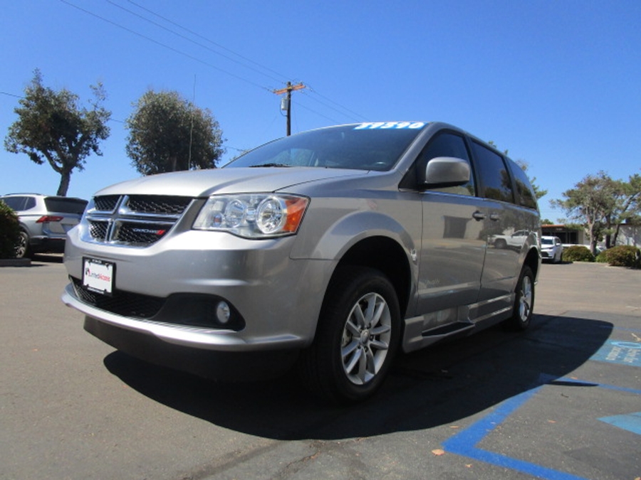 Used 2019 Dodge Grand Caravan SXT - Revability Side Entry Entry Fold Out Automatic Ramp