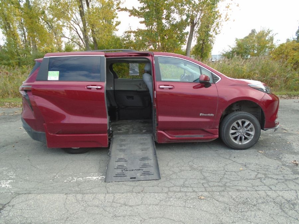 2024 TOYOTA SIENNA - Image 1