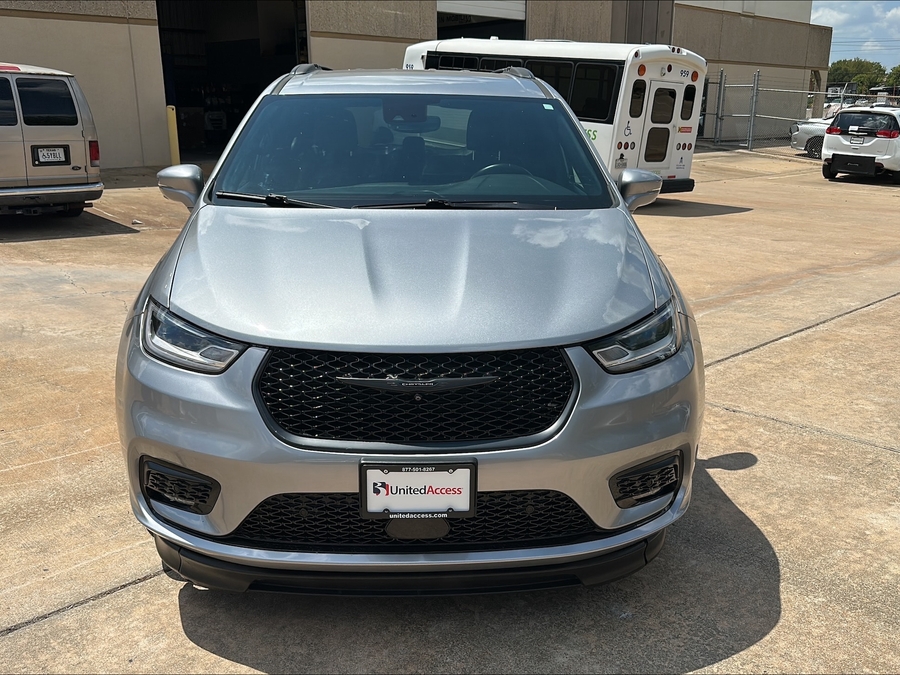 Used 2021 Chrysler Pacifica Touring L - BraunAbility Side Entry In Floor Automatic Ramp