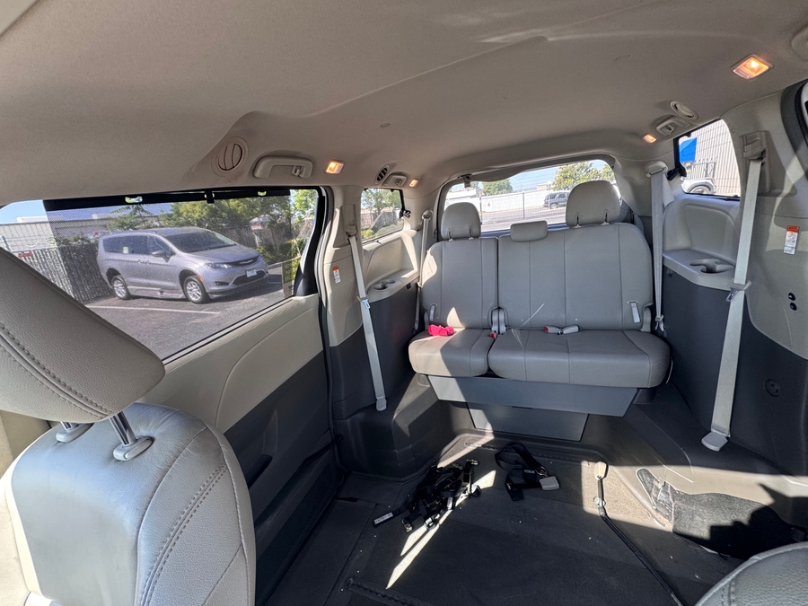  Toyota Sienna image number 5
