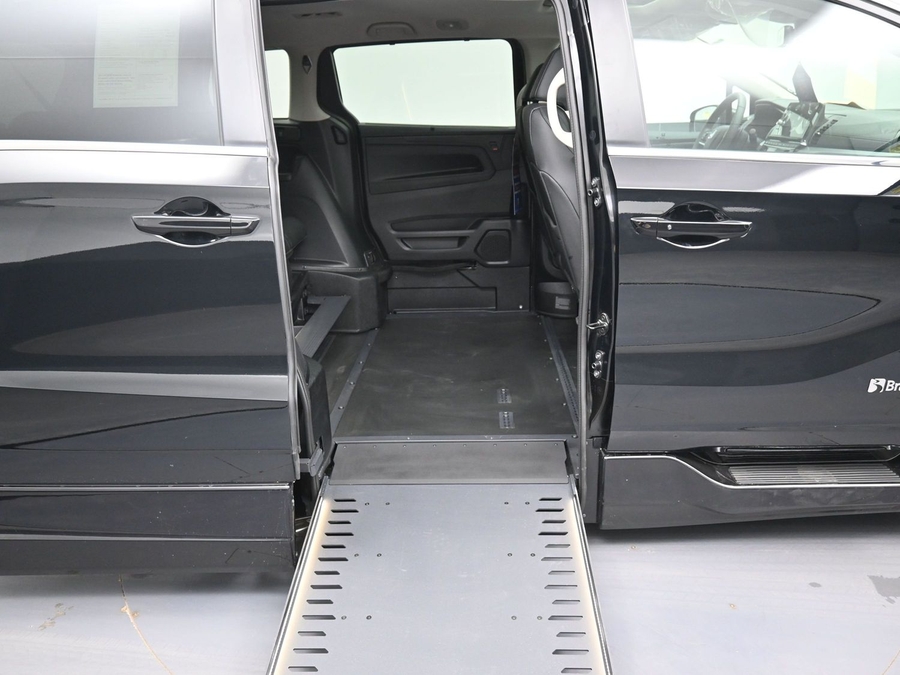 Black Honda Odyssey image number 11