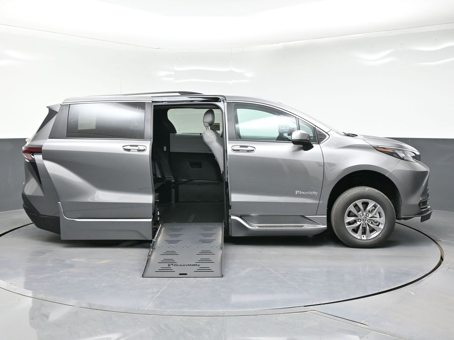 New 2026 Toyota Sienna Hybrid XLE Base - BraunAbility Side Entry Fold Out Automatic Ramp