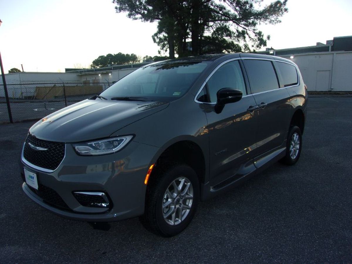 Grey Chrysler Pacifica image number 5