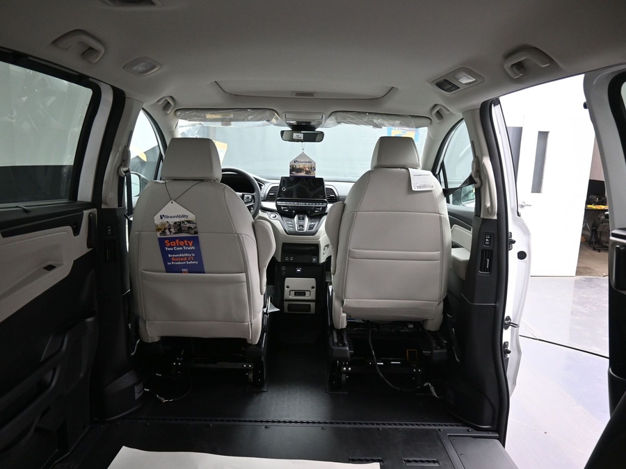 White Honda Odyssey image number 14