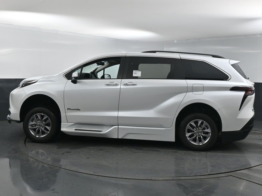 New 2025 Toyota Sienna Hybrid XLE Plus - BraunAbility Side Entry Entry Fold Out Automatic Ramp