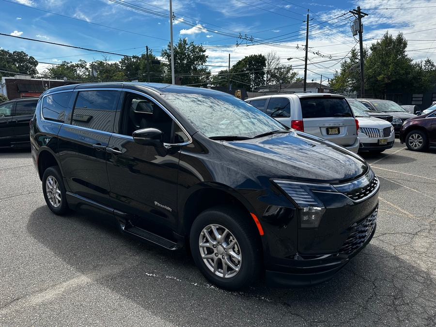 Black Chrysler Pacifica image number 23