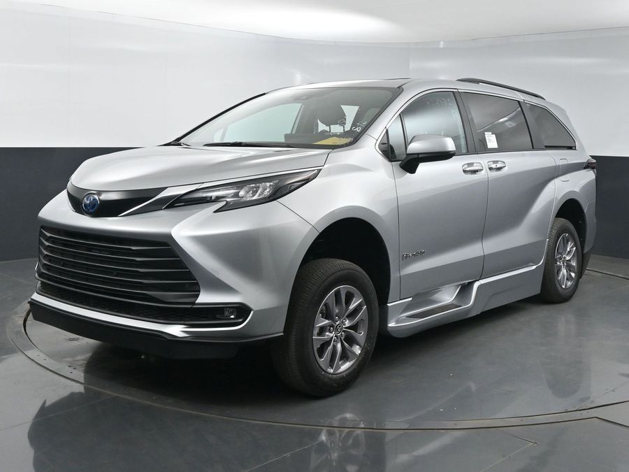 New 2025 Toyota Sienna Hybrid XLE Plus - BraunAbility Side Entry Entry In Floor Automatic Ramp