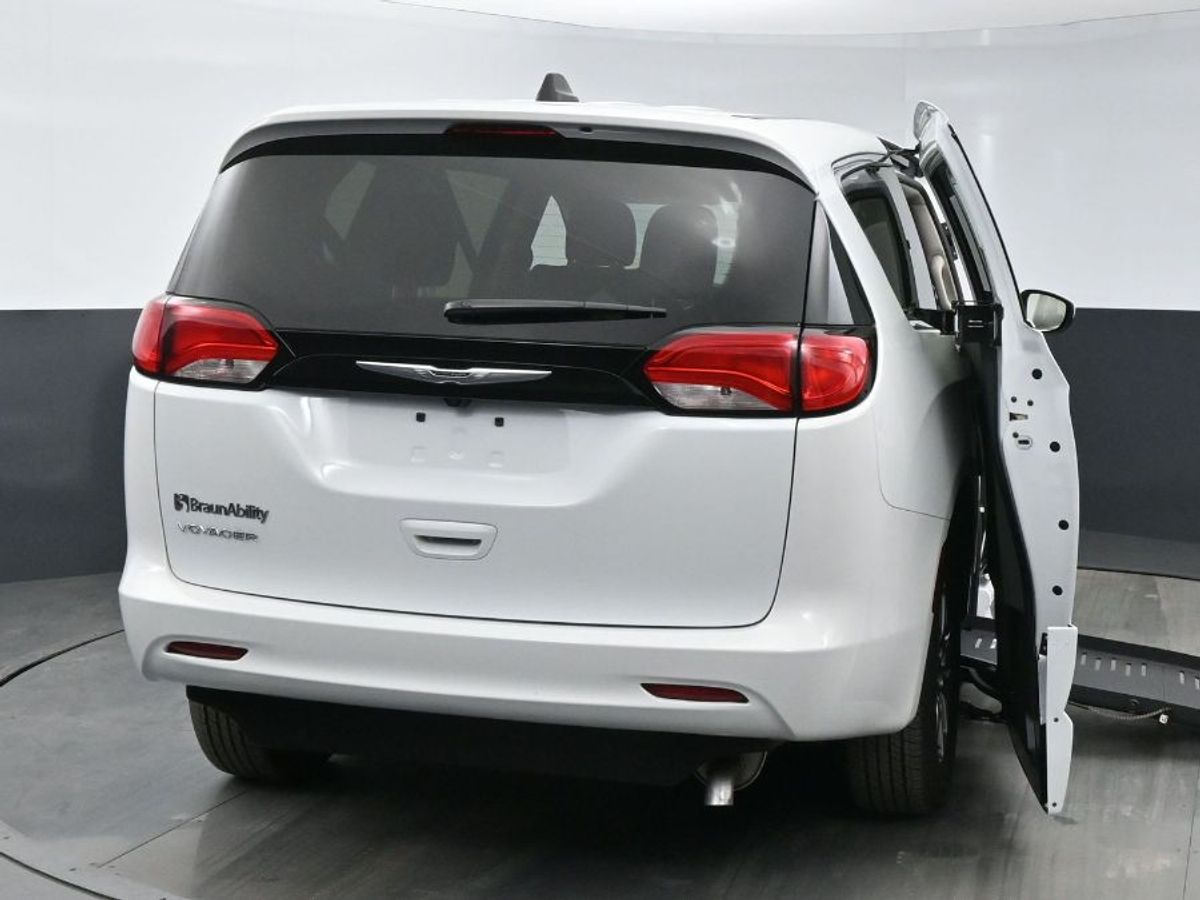 White Chrysler Voyager image number 5