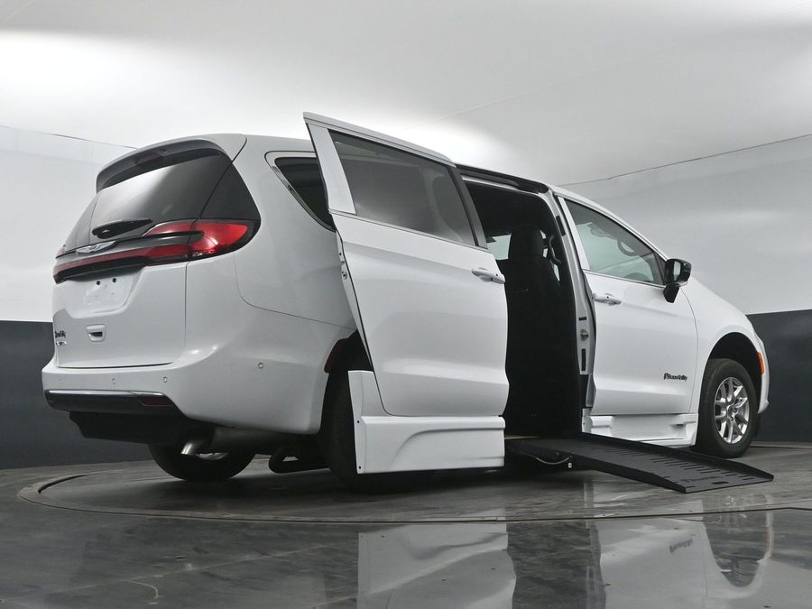 New 2025 Chrysler Pacifica Select Plus - BraunAbility Side Entry Entry Fold Out Automatic Ramp