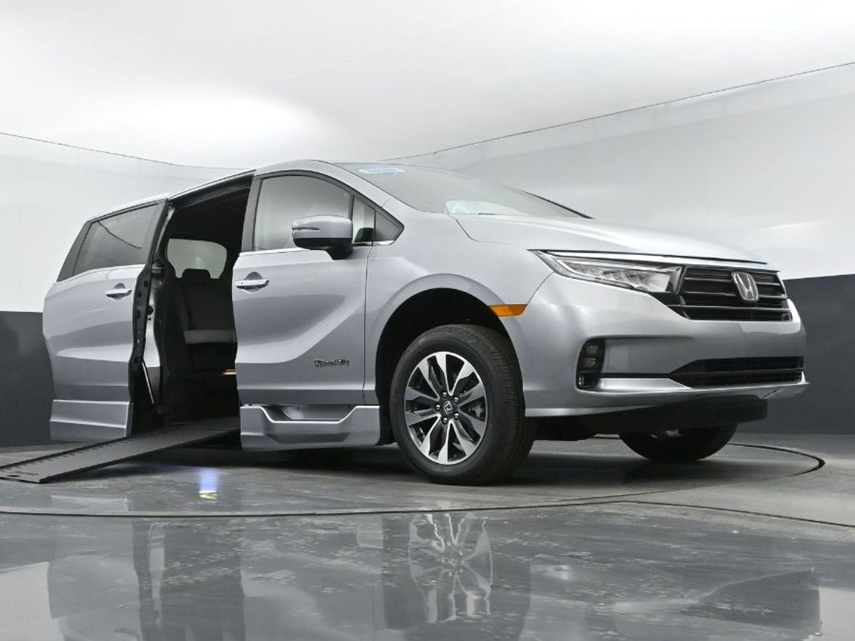 Silver Honda Odyssey image number 9