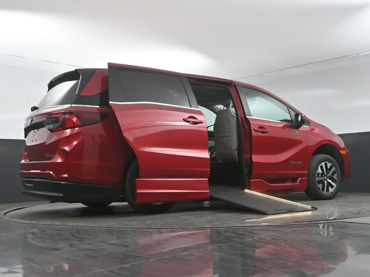 Red Honda Odyssey image number 20
