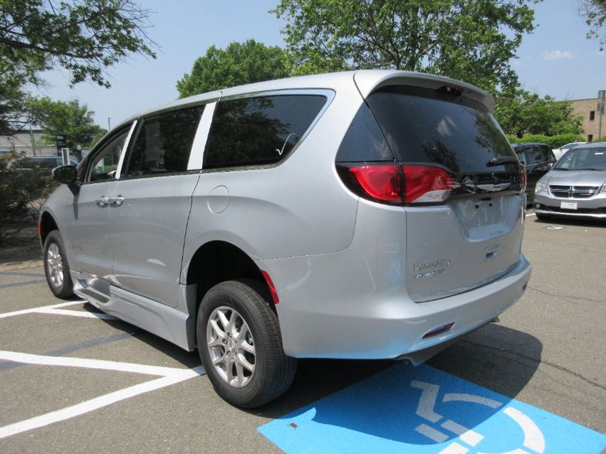 Silver Chrysler Voyager image number 9
