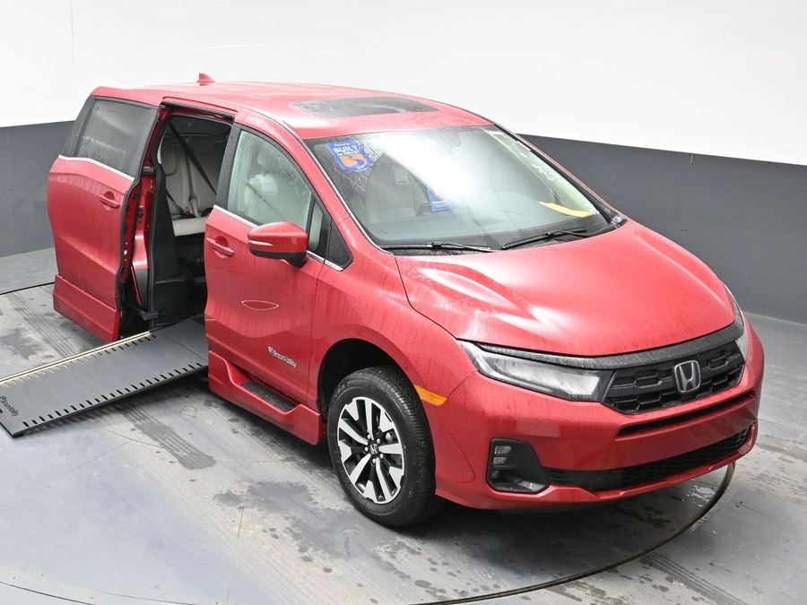 Red Honda Odyssey image number 19