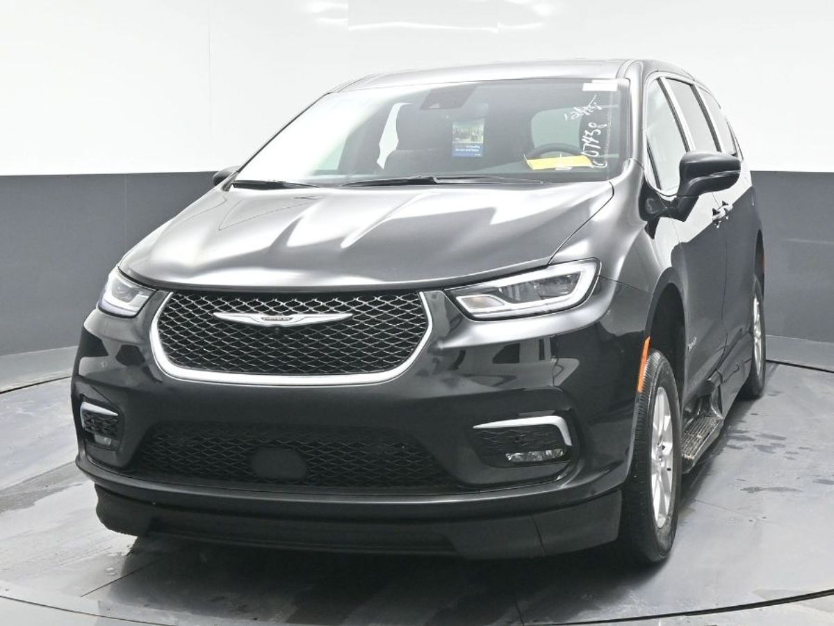 Black Chrysler Pacifica image number 1