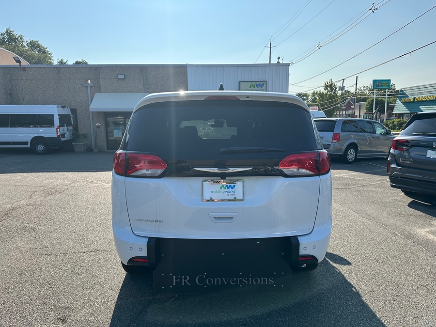 White Chrysler Voyager image number 5