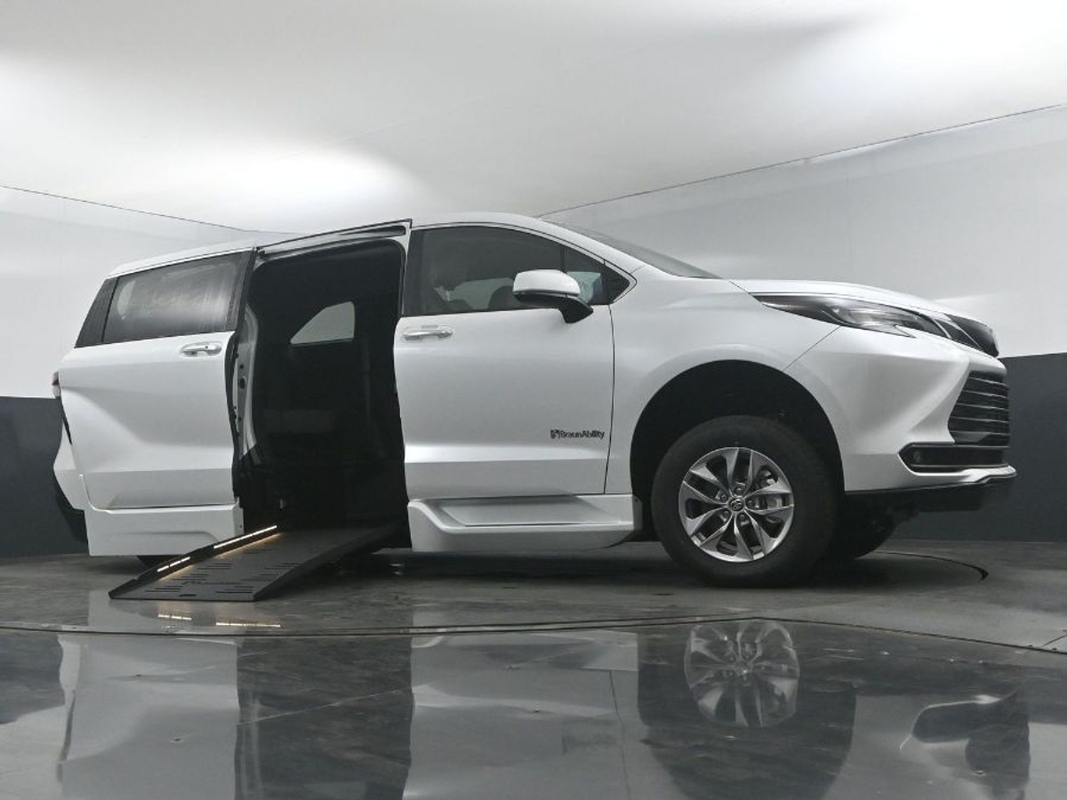 White Toyota Sienna image number 17