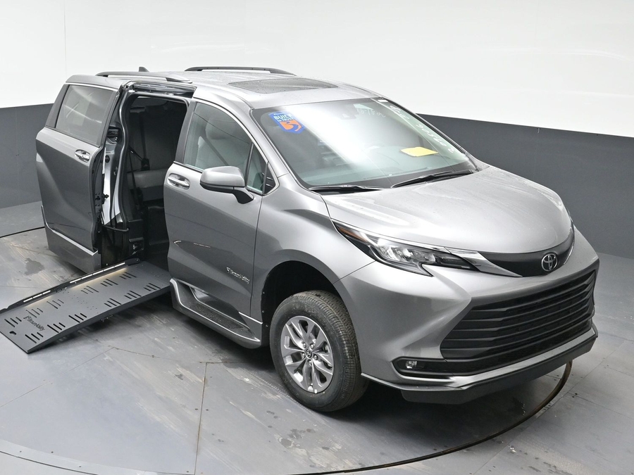 New 2026 Toyota Sienna Hybrid XLE Base - BraunAbility Side Entry Fold Out Automatic Ramp