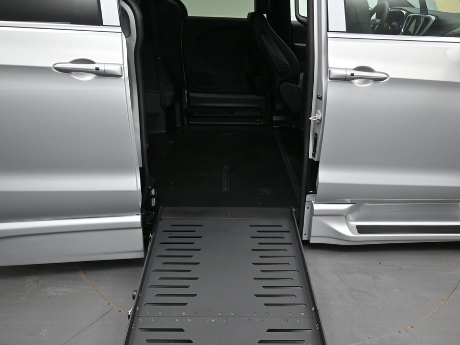Silver Chrysler Pacifica image number 20