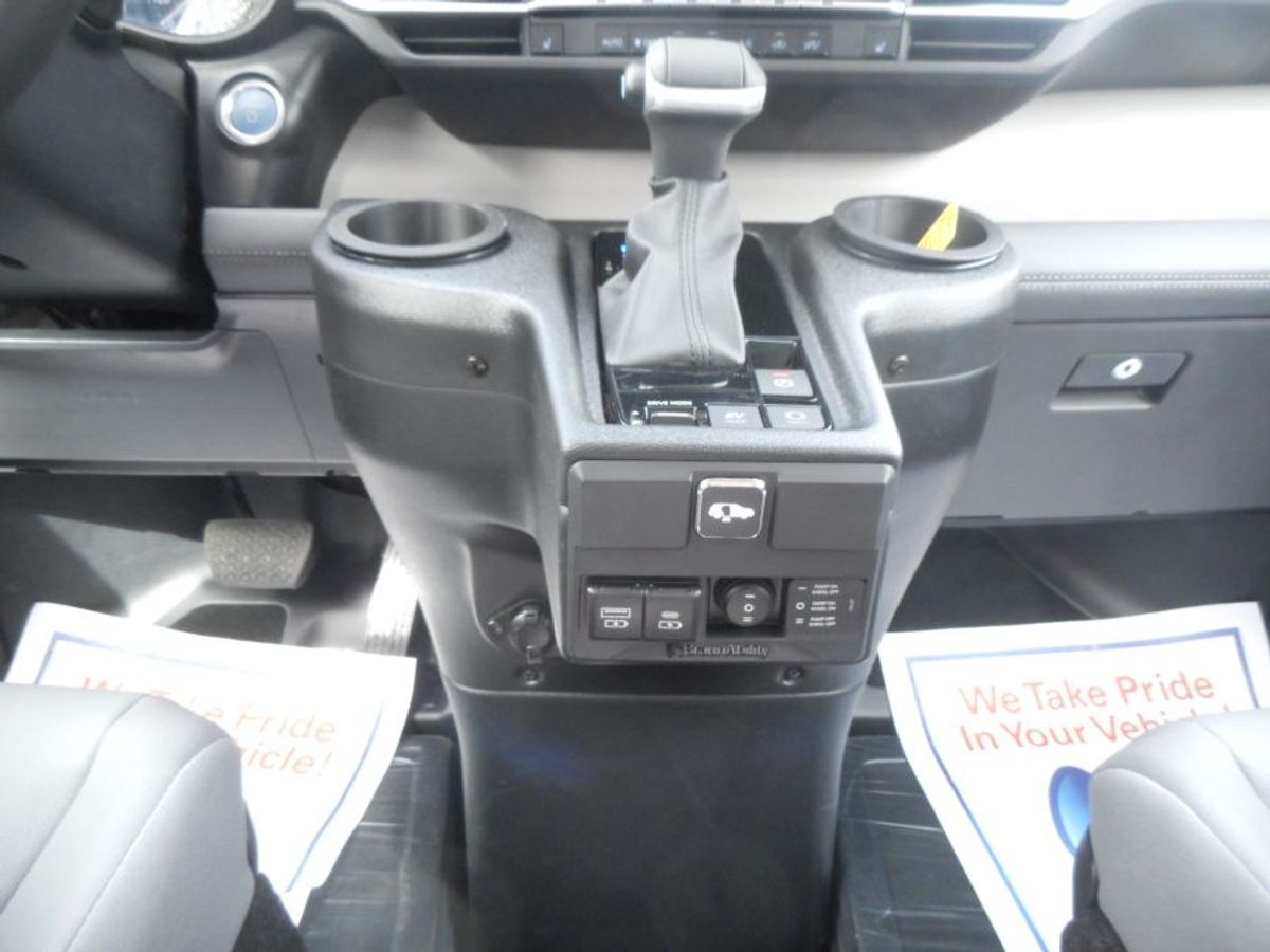 Grey Toyota Sienna image number 11