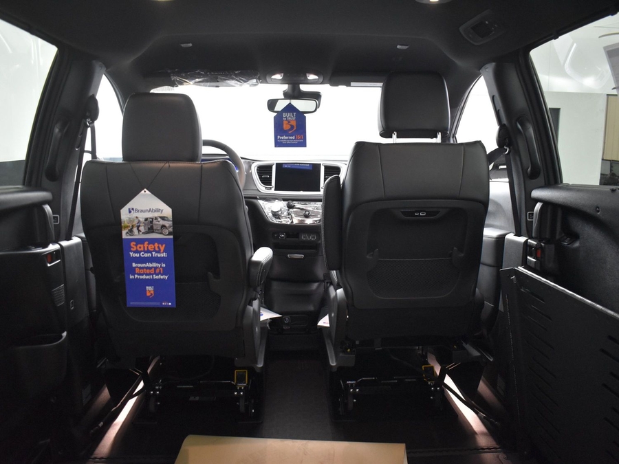 New 2025 Chrysler Pacifica Select Safety - BraunAbility Side Entry Entry Fold Out Automatic Ramp
