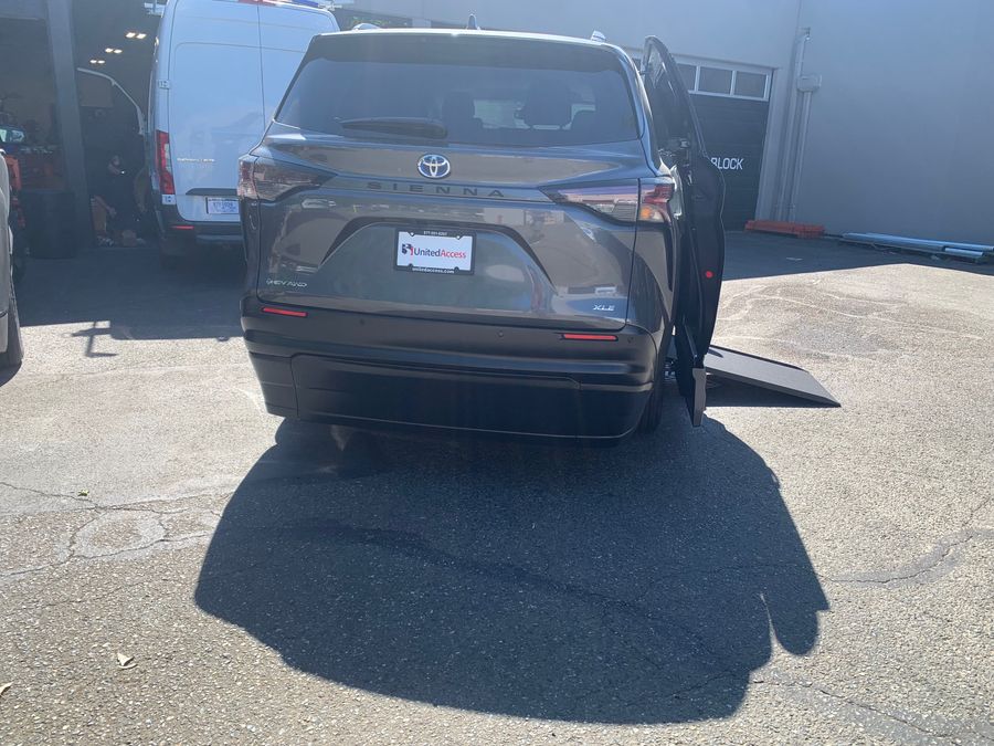New 2025 Toyota Sienna Hybrid XLE Plus - VMI Side Entry Entry In Floor Automatic Ramp